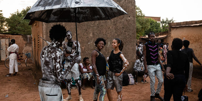 a-ouagadougou-quand-les-cours-familiales-deviennent-scenes-de-theatre